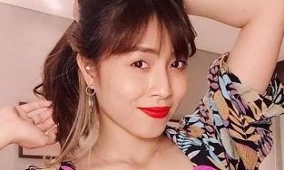 MC Hoàng Linh tung ảnh bán nude, khoe khéo vòng eo mơ ước ở tuổi 36