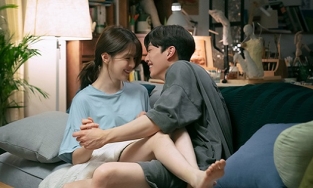 Song Kang hôn môi Han So Hee dù đạo diễn chỉ yêu cầu hôn má