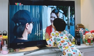 Con trai Ngọc Lan ôm hôn mẹ qua TV sau 4 tháng không gặp