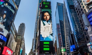 Con gái Mỹ Linh xuất hiện nổi bật tại quảng trường Thời Đại ở Mỹ