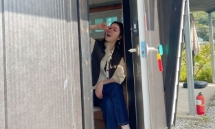 Choi Ji Woo đi giầy hồng mặc quần xanh tạo dáng xì tin ở tuổi 46