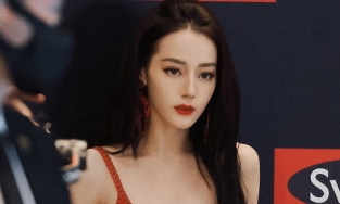 Đi sự kiện, Địch Lệ Nhiệt Ba chiếm sóng Weibo vì nhan sắc quá kiều diễm