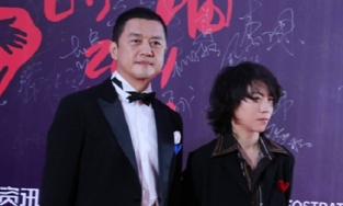 Lý Á Bằng hộ tống con gái riêng của vợ cũ Vương Phi đi sự kiện