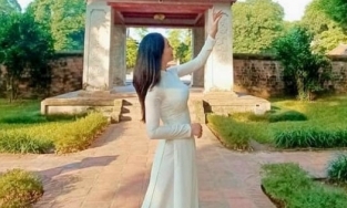 'Bà Xuân' Quách Thu Phương đẹp nền nã trong tà áo dài, vóc dáng như gái đôi mươi