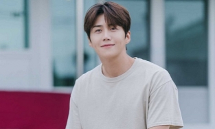 Dàn cast vừa bênh vực, nhân viên Hometown Cha-Cha-Cha lại bóc phốt Kim Seon Ho cho ê-kíp 'ăn hành'