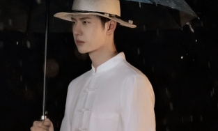 Vương Nhất Bác tóc vuốt ngược nam tính ngời ngời với tạo hình dân quốc