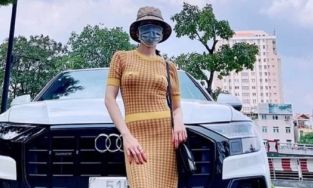 Đi cầu an, Lệ Quyên tiện thể khoe xế bạc tỷ, diện đồ lộ điểm nhạy cảm