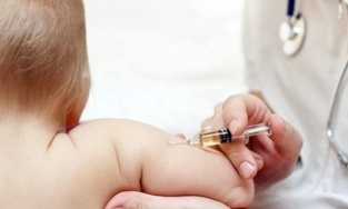 Hà Nội: 18 trẻ từ 2-6 tháng tuổi bị tiêm nhầm vaccine Covid-19 phải cấp cứu