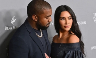Vừa nói Kim Kardashian còn là vợ, Kanye West vội hủy follow khi cô đi chơi với trai trẻ