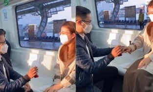 Cô gái bật khóc nức nở khi được bạn trai cầu hôn trên tàu Cát Linh - Hà Đông