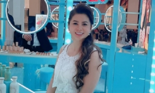 Bà Lê Hoàng Diệp Thảo nhuộm tóc highlight, trẻ ra trông thấy