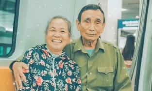 Đi thử tàu điện Cát Linh, cặp vợ chồng 60 tuổi không có ảnh cưới được tặng món quà ý nghĩa