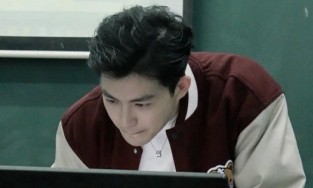 Bị học trò chụp lén, thấy giáo trẻ bỗng nổi rần rần trên mạng vì quá đẹp trai