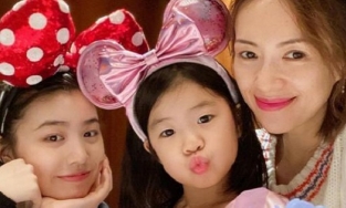 Con gái Chương Tử Di càng lớn càng ra dáng mỹ nhân giống mẹ