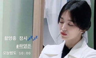 Ngủ gục ở hậu trường phim, Song Hye Kyo vẫn đẹp không tỳ vết xứng danh 'tượng đài nhan sắc'