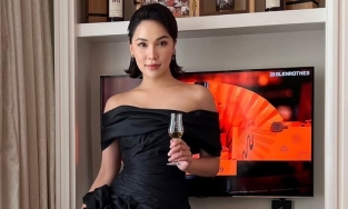 Quỳnh Thư xuất hiện lộng lẫy, khoe uống rượu hiếm giá 2 tỷ 3 hậu ồn ào tình ái