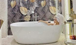 Hương Giang khoe ảnh không mặc gì 'chill' trong bồn tắm biệt thự triệu đô 
