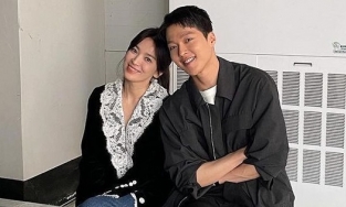 Song Hye Kyo và Jang Ki Yong tựa đầu vào nhau như tình nhân ở hậu trường
