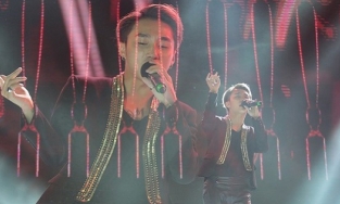 Phản ứng tinh tế của Sơn Tùng khi thấy fan nữ ngất xỉu dưới sân khấu