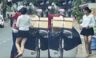 Cô gái ăn mặc sành điệu chạy ra đón mẹ đi nhặt ve chai về