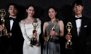 Song Joong Ki và tình tin đồn cùng chiến thắng giải Rồng Xanh 2021