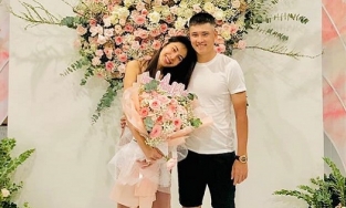 Thủy Tiên lộ diện trong ngày sinh nhật, liên tục lấy hoa che bụng