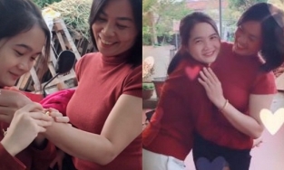 Nữ sinh gom góp tiền học bổng mua vòng vàng tặng mẹ