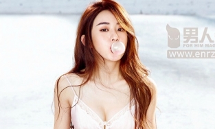 Triệu Lệ Dĩnh diện váy ngủ khoe ngực đầy trên tạp chí nam giới