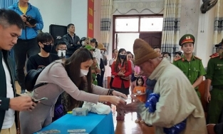 Người dân Quảng Trị nói về việc Thủy Tiên trao tiền không đồng đều