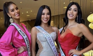Kim Duyên thành 'nấm lùn' khi chụp cùng các thí sinh Miss Universe