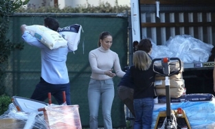 Nhà Ben Affleck làm từ thiện, Jennifer Lopez dù đi giày cao cả tấc cũng lăn xả hết mình