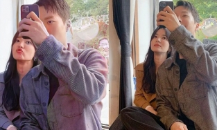 Song Hye Kyo và Jang Ki Yong ngồi sát nhau chụp ảnh selfie ở hậu trường