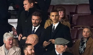 David Beckham lại 'đè bẹp' quý tử 19 tuổi với ngoại hình sáng cả khán đài trận MU gặp Arsenal