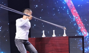 Hiếm có khó tìm: Chàng trai dùng đôi đũa dài 4,6m gắp hạt đậu siêu bé