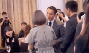 Khoảng khắc Hải Tú nhìn Sơn Tùng không chớp mắt khi cùng Chủ tịch đi sự kiện