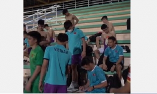 Dàn tuyển thủ Việt Nam bỏ áo kiểm tra cân nặng, hội chị em ngắm không rời mắt