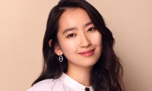 Con gái 21 tuổi đẹp như minh tinh của nữ diễn viên 'Bao thanh thiên'