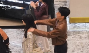 Jang Ki Yong quỳ gối đọc kịch bản bên Song Hye Kyo, tiện tay mát-xa lưng cho đàn chị ở hậu trường