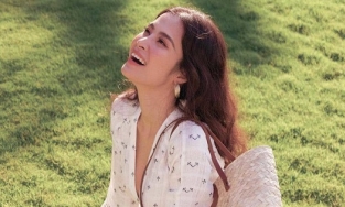 Mẹ bỉm Đông Nhi tung ảnh khoe sắc vóc như gái son trong biệt thự triệu đô