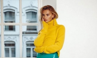 Victoria Beckham tận dụng 'của nhà', mời con dâu tương lai làm mẫu 