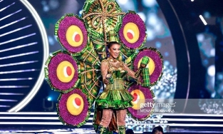 Bán kết Miss Universe 2021: Á hậu Kim Duyên chiếm sóng với Quốc phục 'Ai Tét hông?'