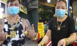 Sài Gòn: Cặp vợ chồng đeo hàng trăm cây vàng đứng bán ốc khiến MXH dậy sóng