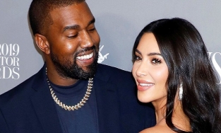 Kanye West van xin Kim Kardashian quay lại trước hàng chục nghìn khán giả