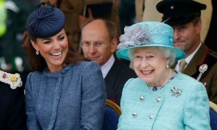 2 lần ân sủng của Nữ hoàng Anh chứng minh vị thế đặc biệt của Kate mà Meghan không thể có được