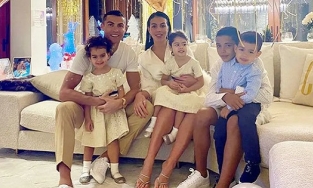 Siêu sao bóng đá Ronaldo sắp đón thêm cặp song sinh 1 trai 1 gái