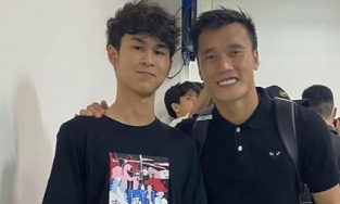 Chụp ảnh cùng thủ môn Bùi Tiến Dũng cao 1m82, con trai 16 tuổi của Huy Khánh nổi bật như ngôi sao