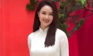 U40 Hồng Diễm nhìn như nữ sinh khi diện áo dài trắng thướt tha