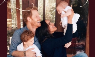 Tiểu công chúa Lilibet Diana nhà Harry - Meghan cuối cùng đã ra mắt công chúng