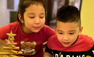 Ngoại hình chuẩn 'soái ca nhí' của con trai út Hoa hậu Jennifer Phạm 