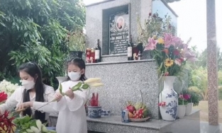 Khán giả xúc động khi thấy vợ và con gái đến thăm mộ Vân Quang Long ngày giỗ đầu